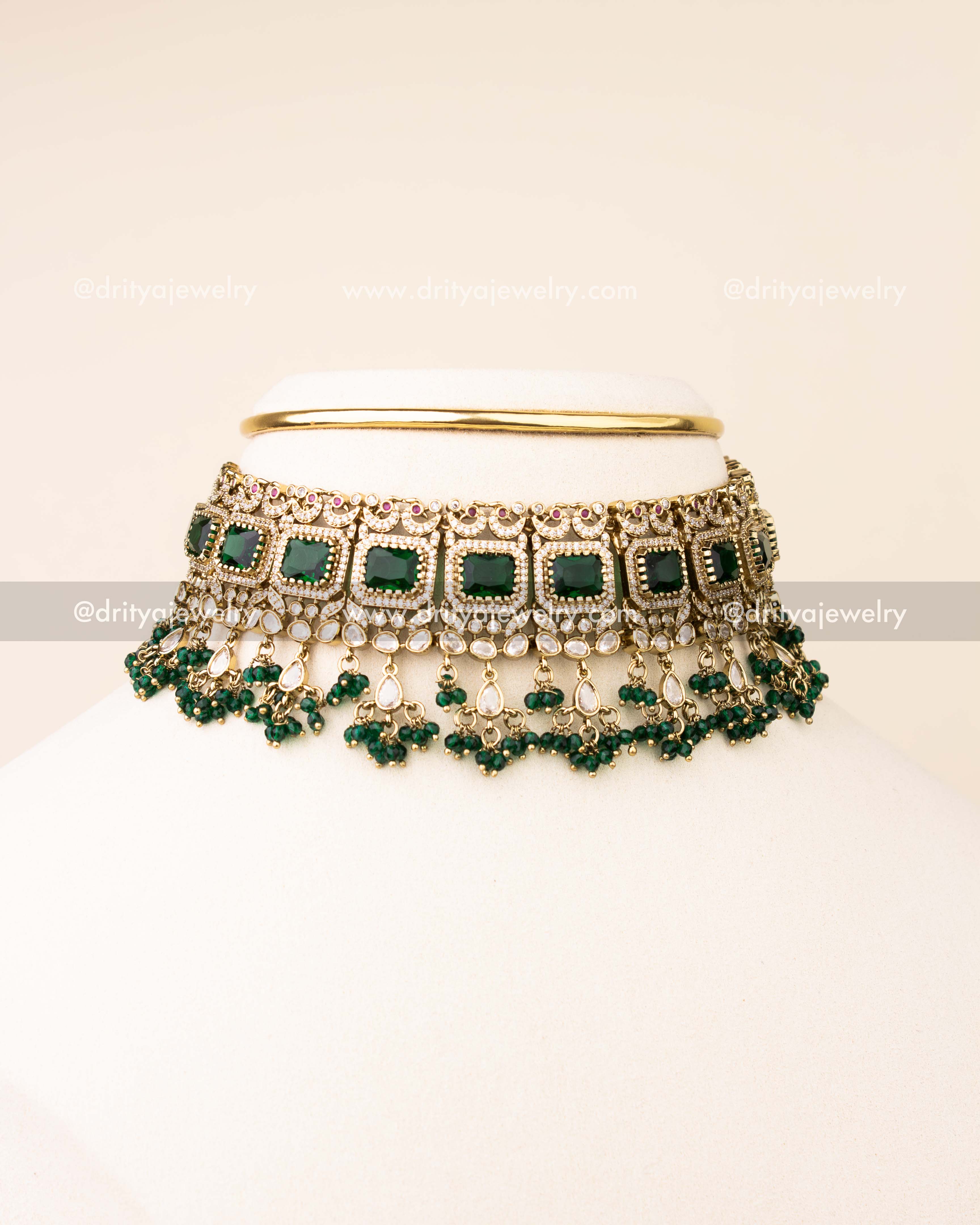Discover our elegant emerald green Kundan choker necklace with bold square stones and detailed polki accents. Perfect for bridal and festive styling.