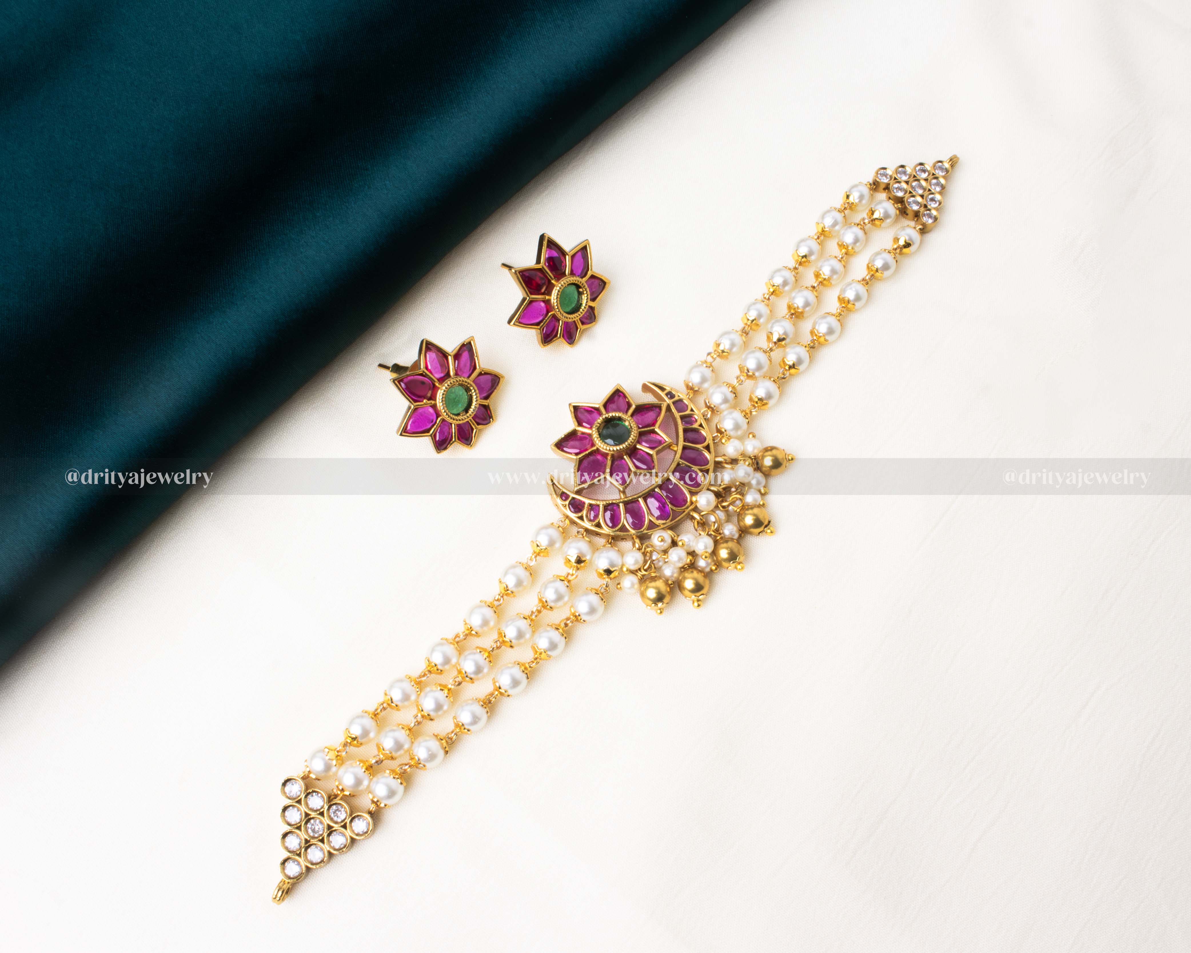 Traditional kemp jadua choker set with pearl strands and floral accents.