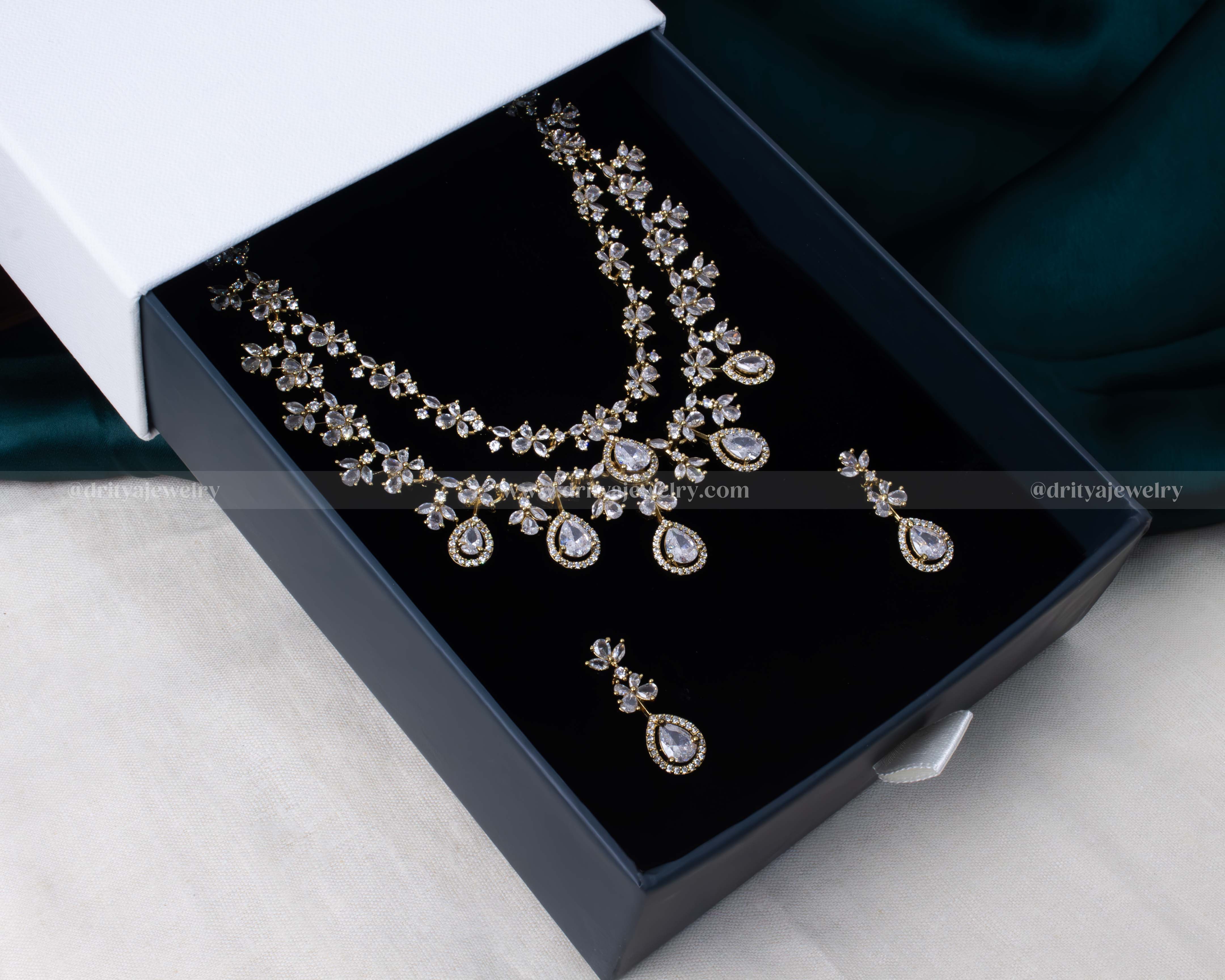Diamond-Like Layered Necklace Set