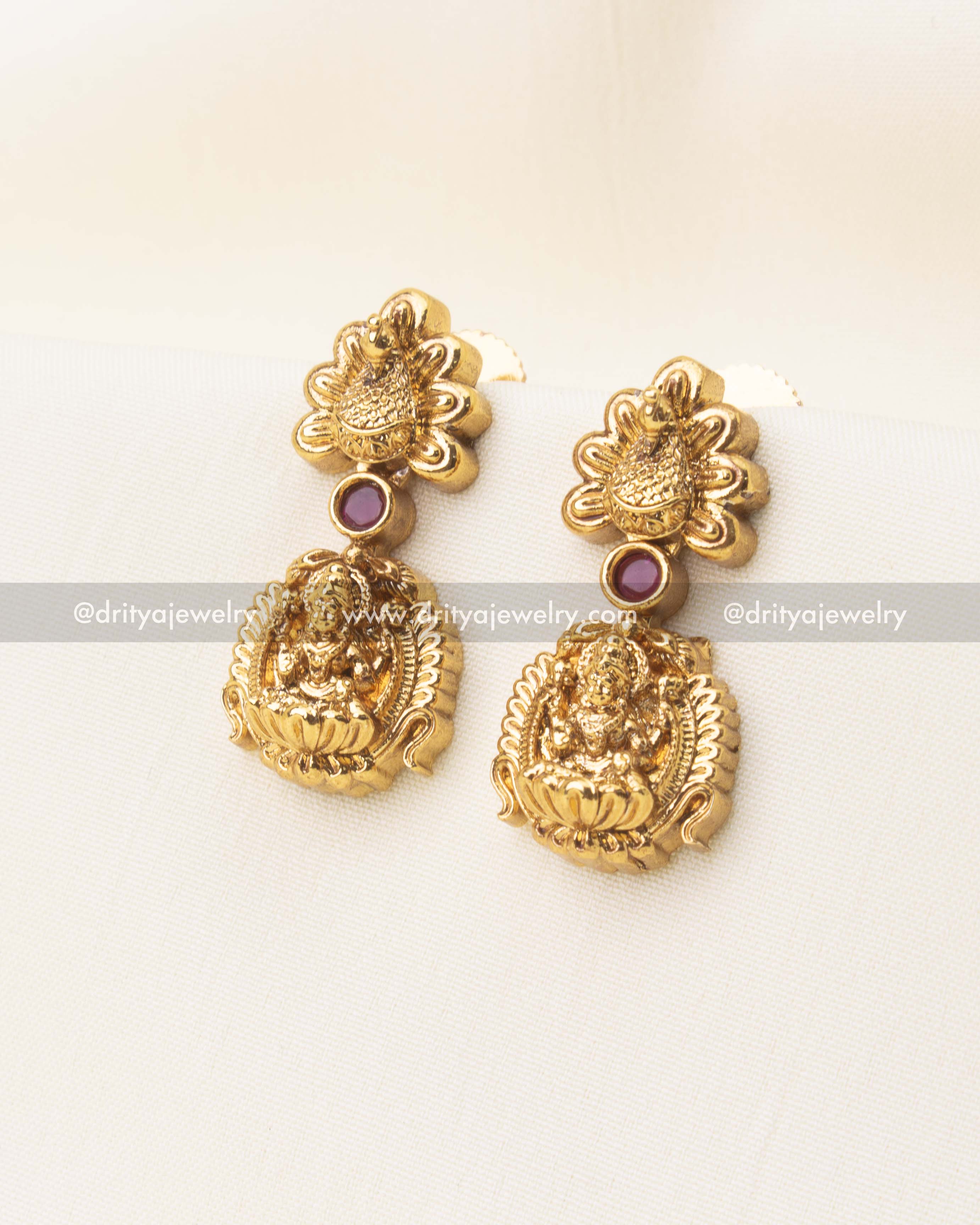 Nakshi temple earrings paired with Bottu Maala short necklace