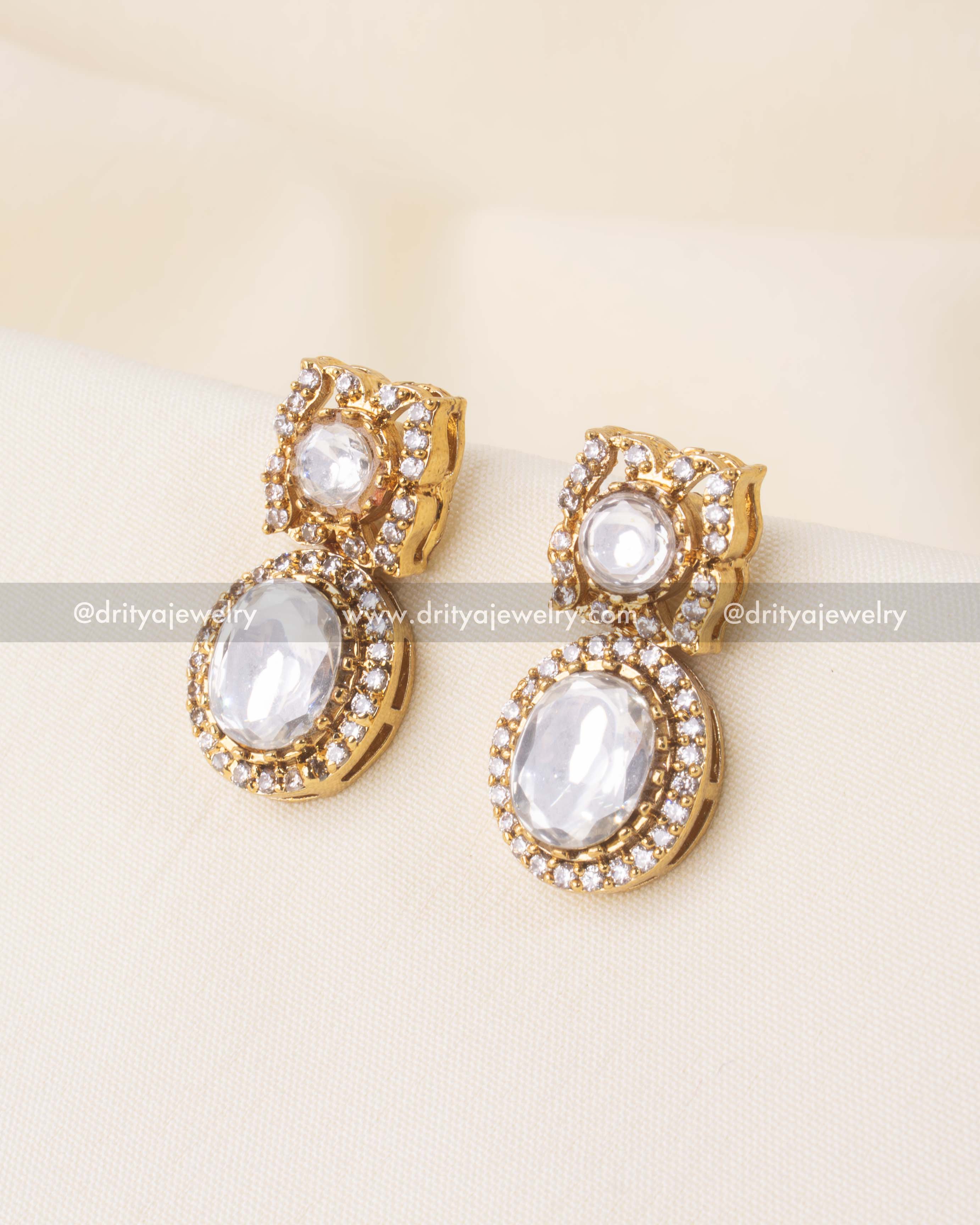 Kundan Short Necklace Set with Green Stone Pendant