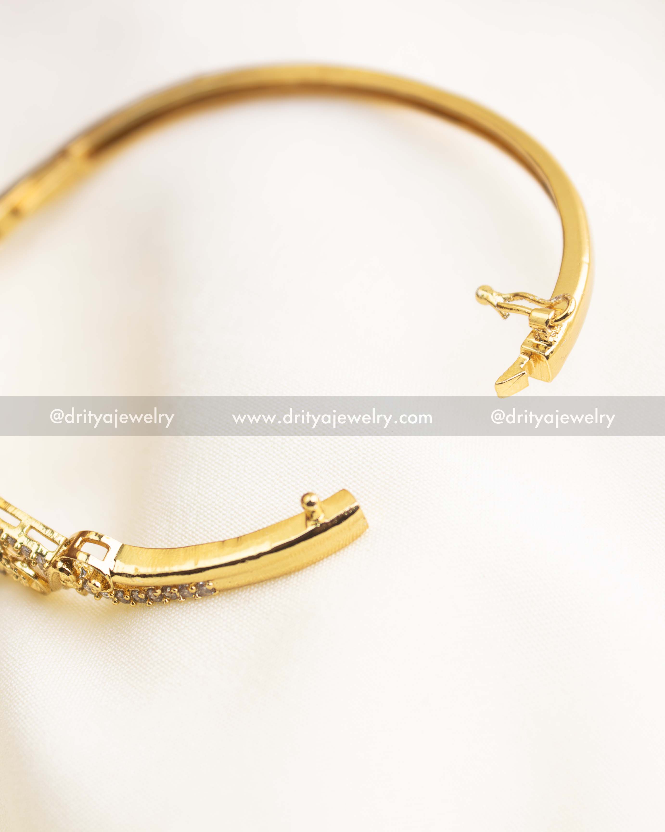 Free-size openable temple kada with secure clasp mechanism.