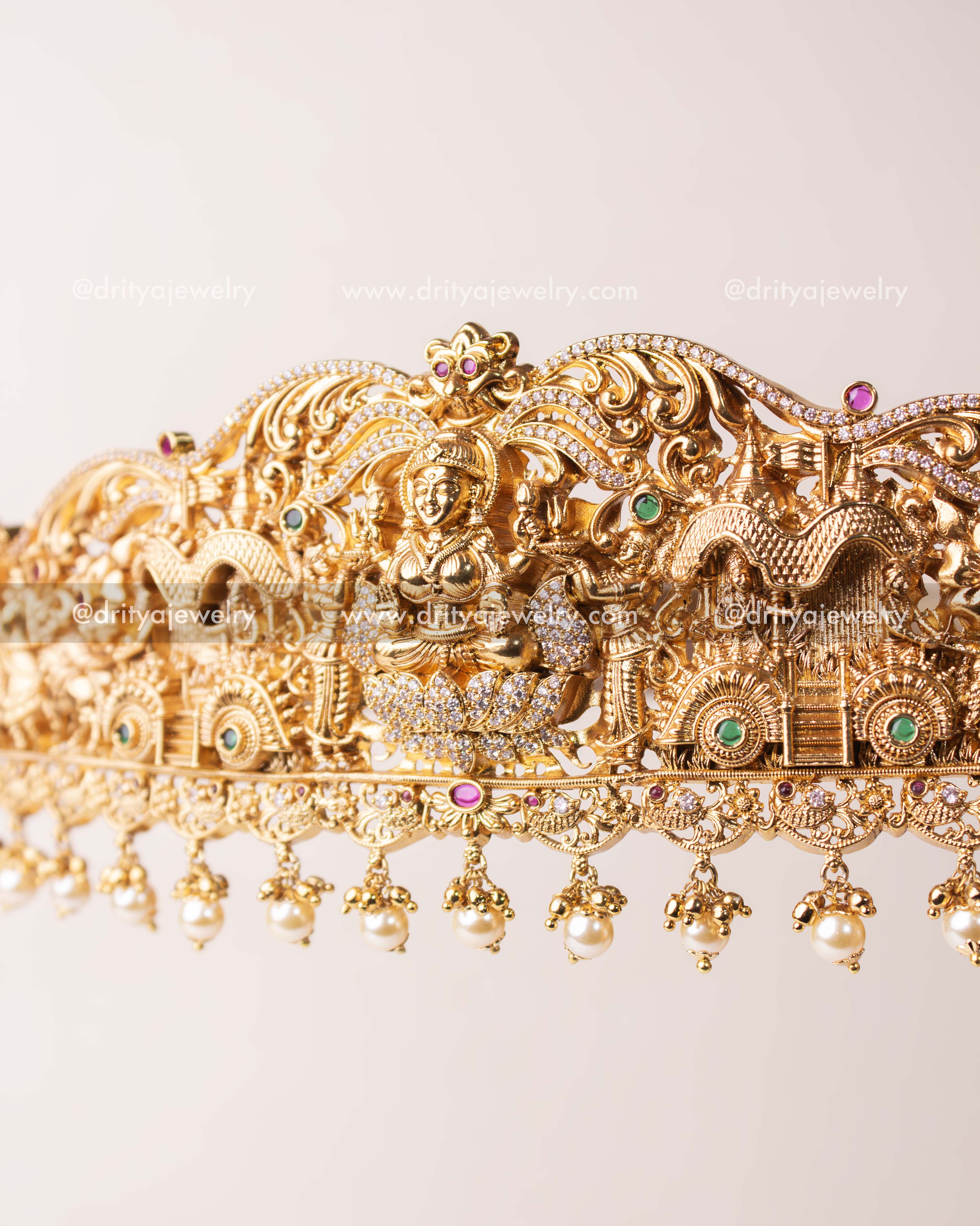 Elegant pearl and bead hangings enhancing the bottom edge of the Nakshi vadanam.