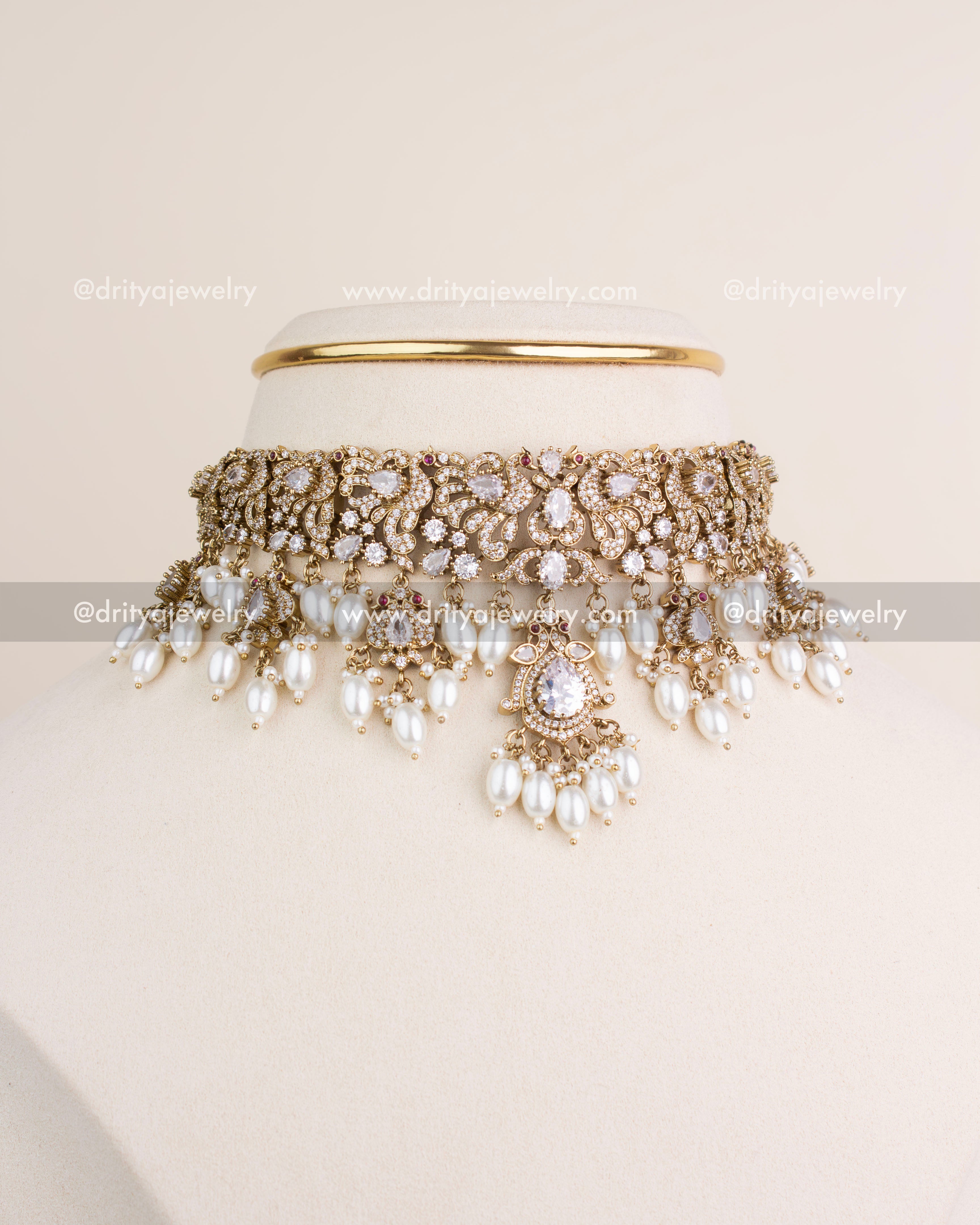 Victorian choker necklace in diamond white with matching earrings.