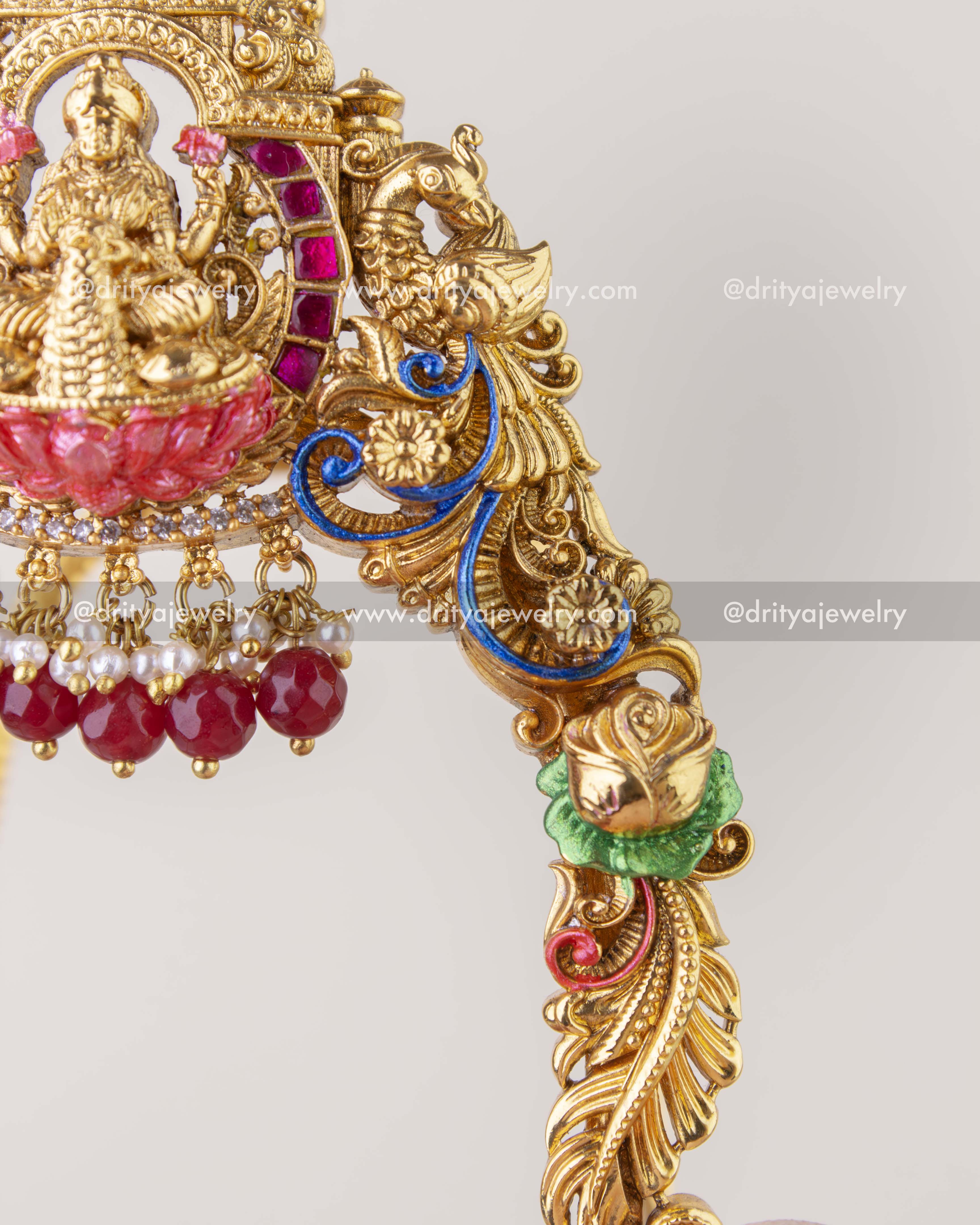 1283 - Close-up of peacock and floral meenakari detailing on ara vanki armlet