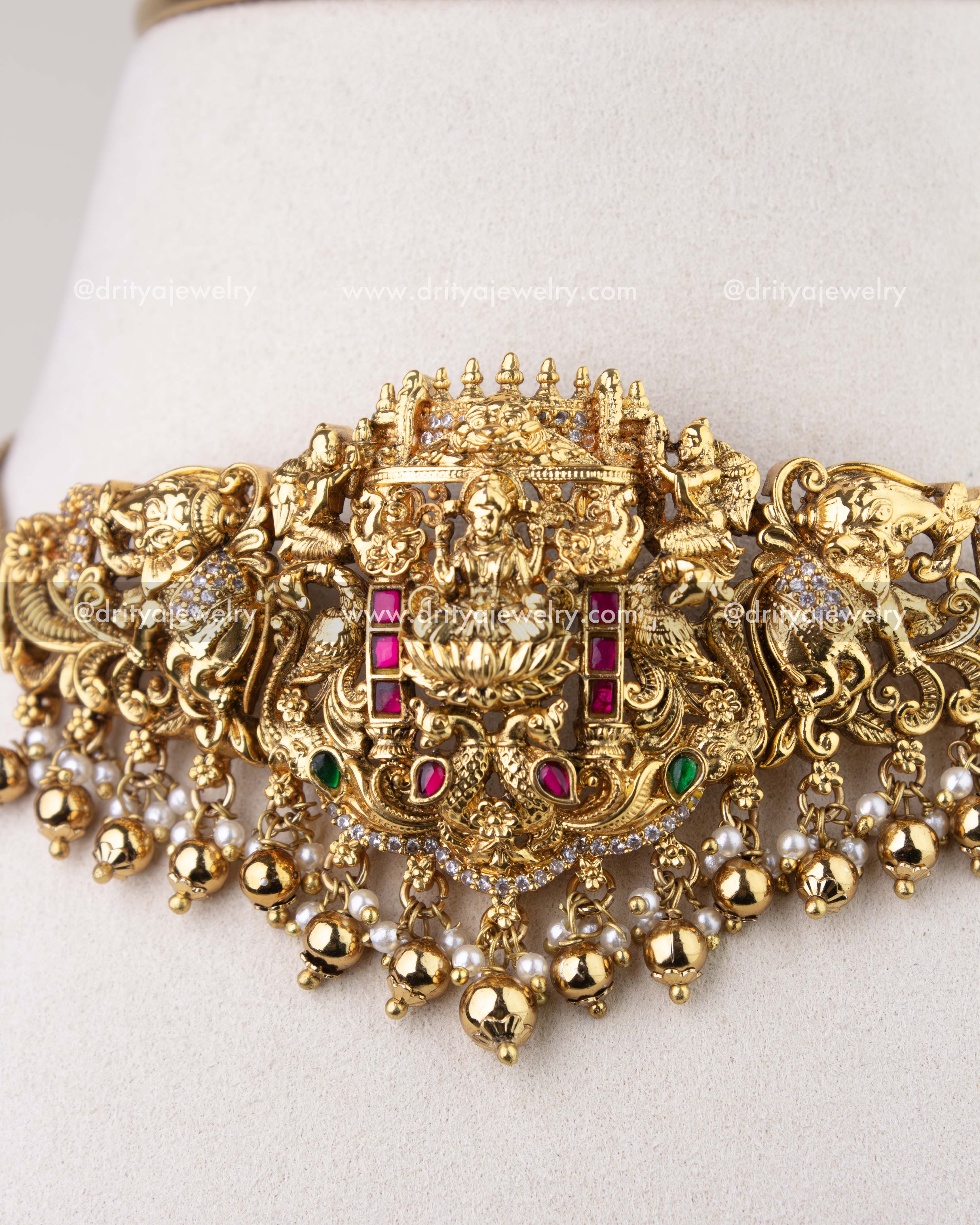 1282 - Close-up of central god idol motif on antique gold nakshi choker with kemp stones