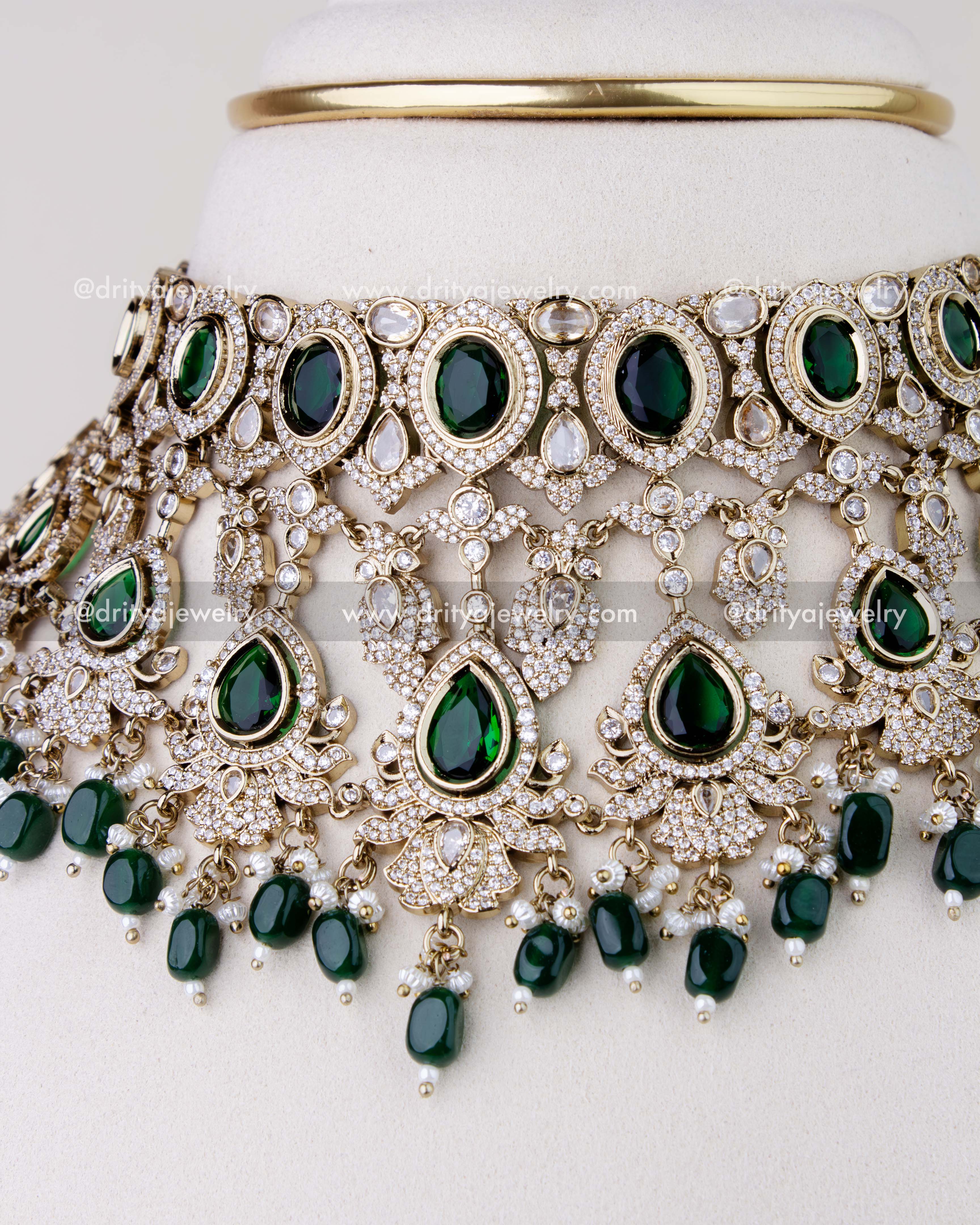 1275-G close front view of emerald choker necklace with dangling beads