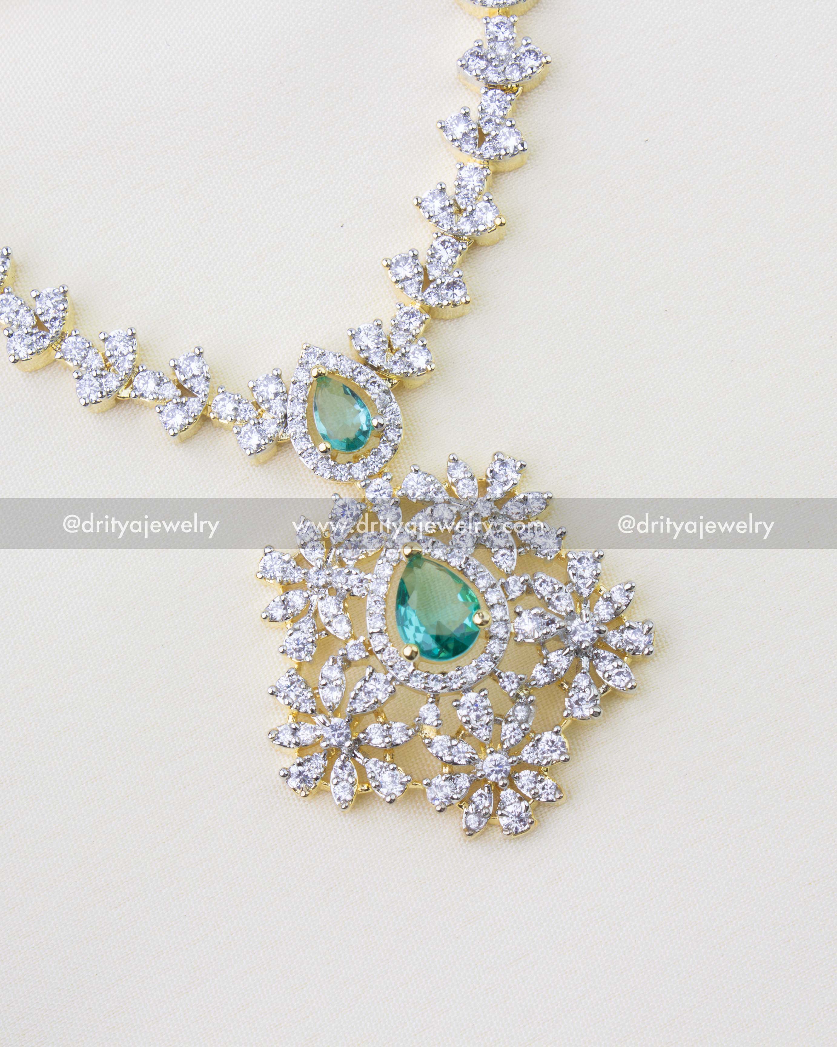 1287-RE short necklace pendant with Russian emerald centre stone close-up