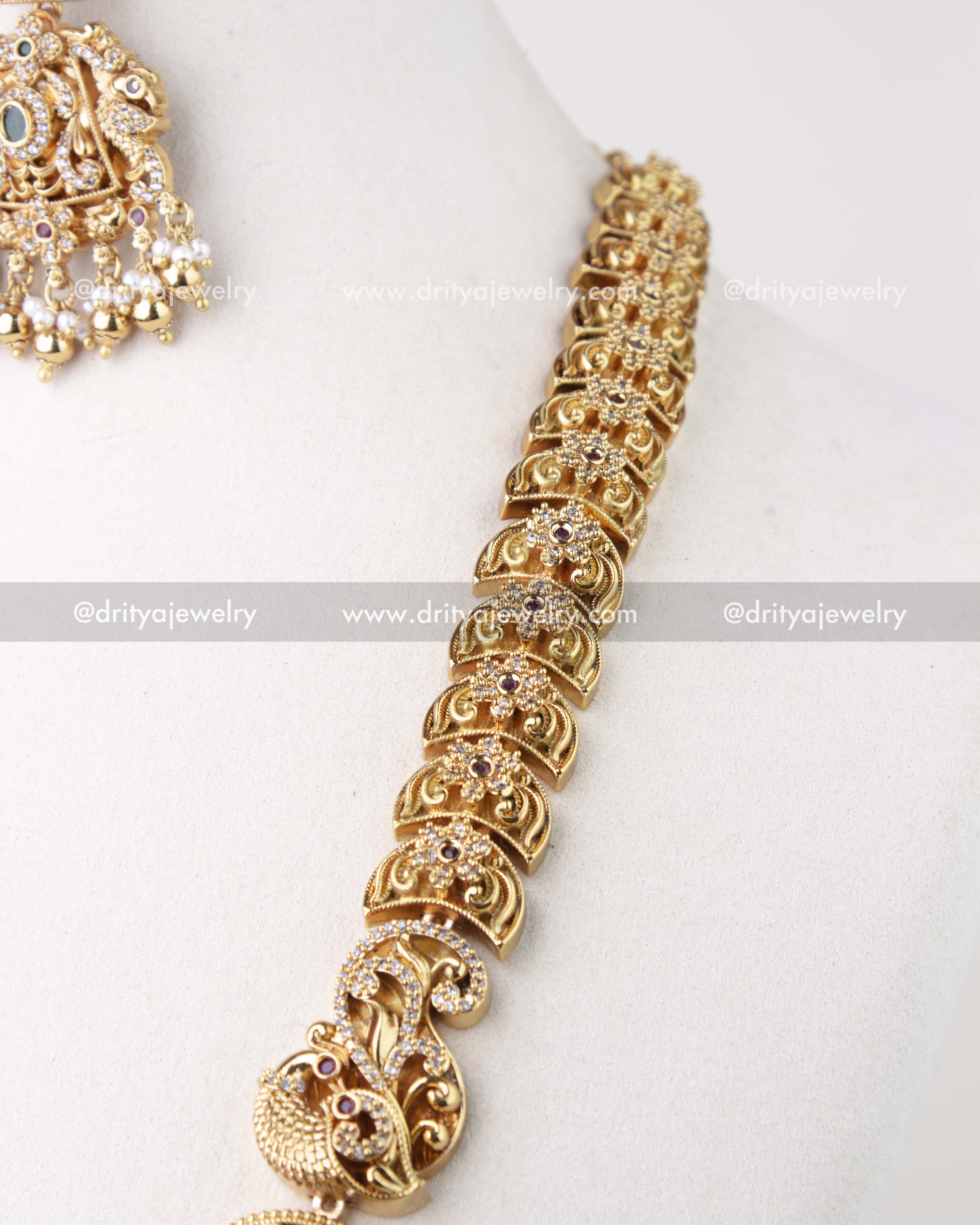 1310 - Side view of antique gold long haram necklace links with nakshi detailing