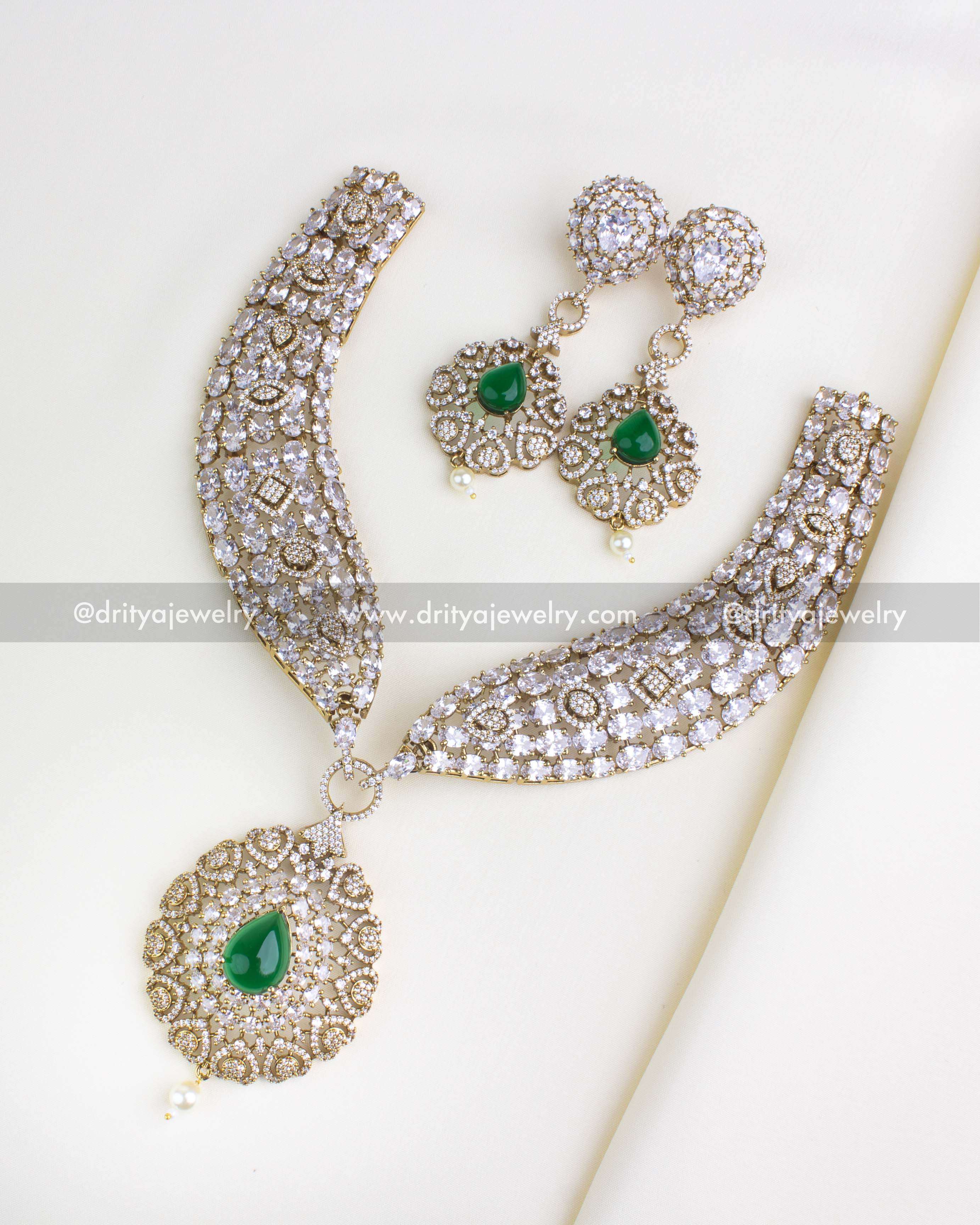1110-W - Necklace Set - Full layout of kundan-style short necklace with matching earrings