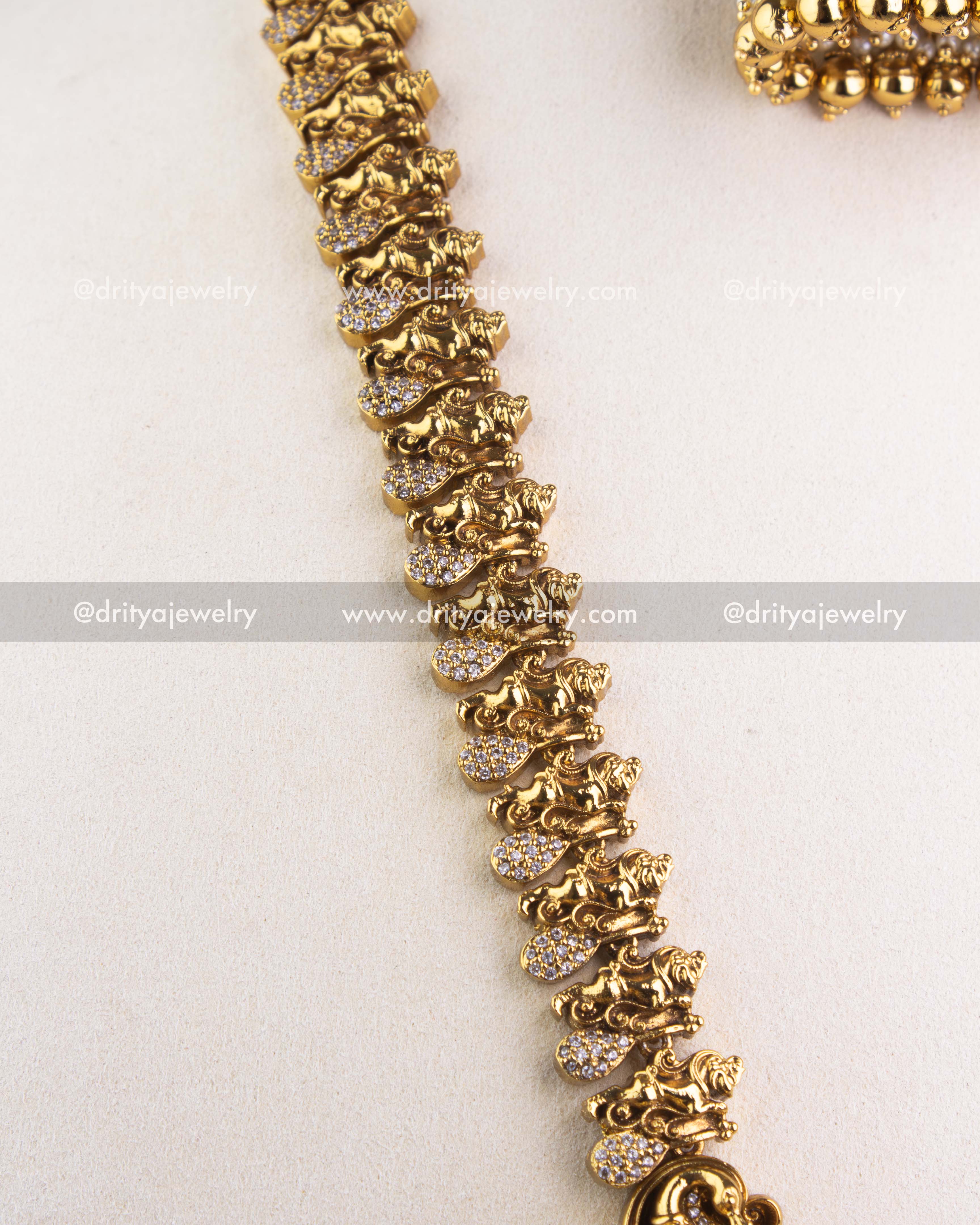 1253 - Close-up of patterned temple necklace links with intricate carving