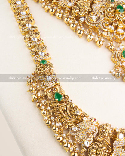 Zoomed-in view of the antique necklace chain featuring polki kundan work, green gemstones, and traditional nakshi craftsmanship.