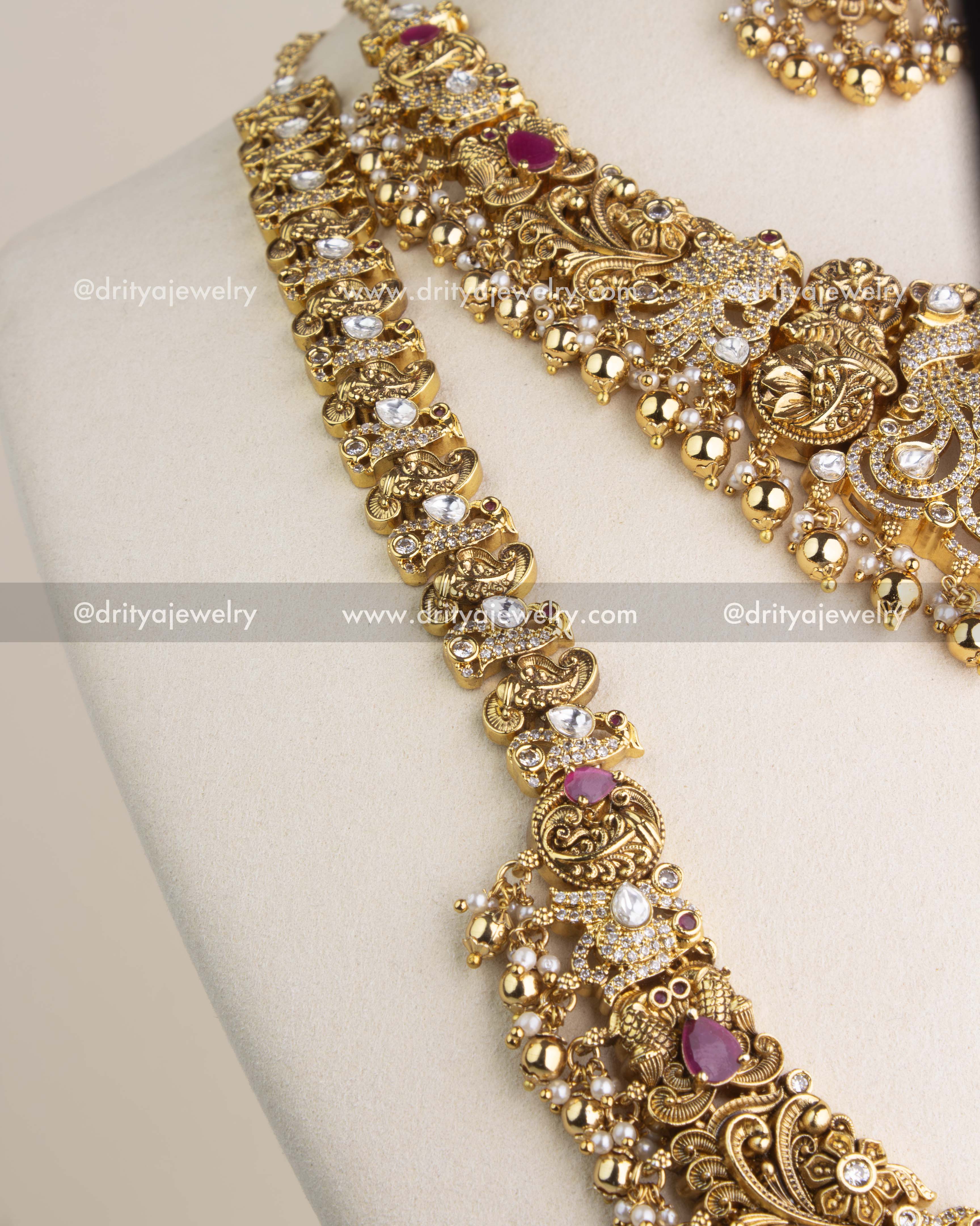 Detailed chain view of the antique necklace highlighting kundan stones, ruby accents, and nakshi designs.