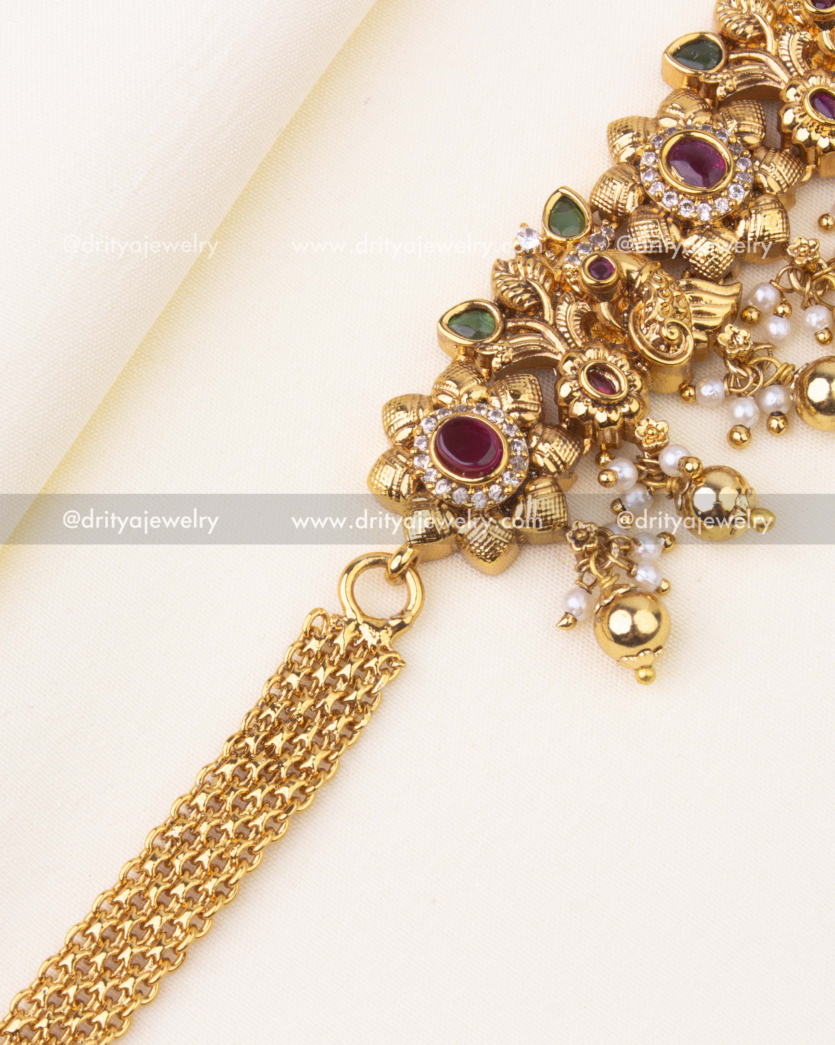 Adjustable golden chain with secure clasp for comfort