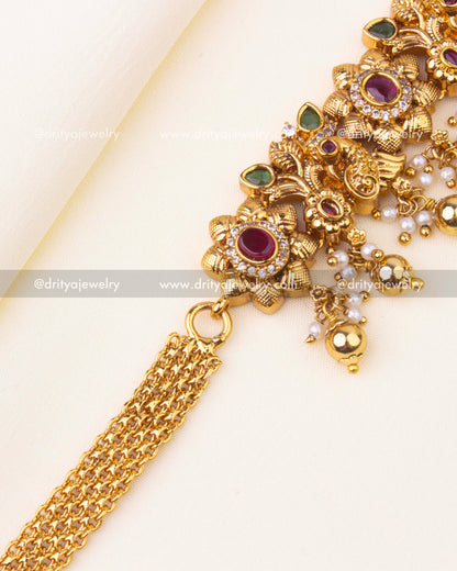 Adjustable golden chain with secure clasp for comfort