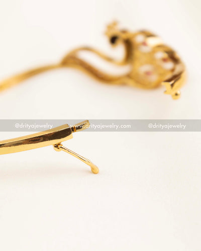 Openable kada with gold-finished secure clasp for easy wear