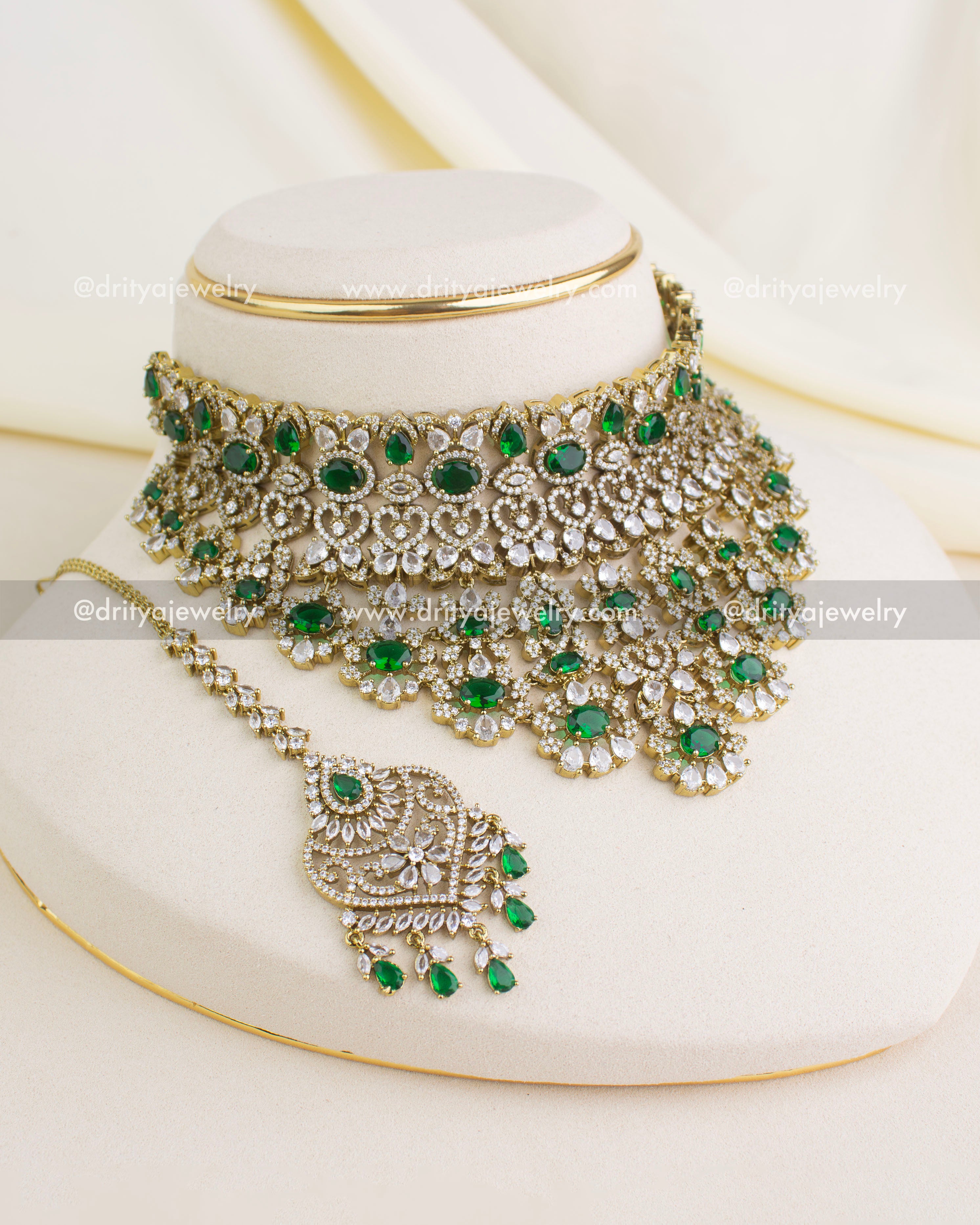 Complete emerald green Victorian bridal choker set with matching earrings and maang tikka.