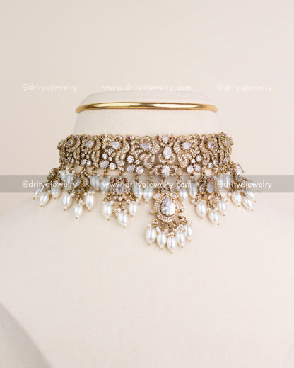 Victorian choker necklace in diamond white with matching earrings.
