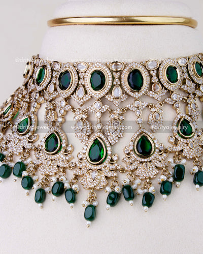1275-G close front view of emerald choker necklace with dangling beads