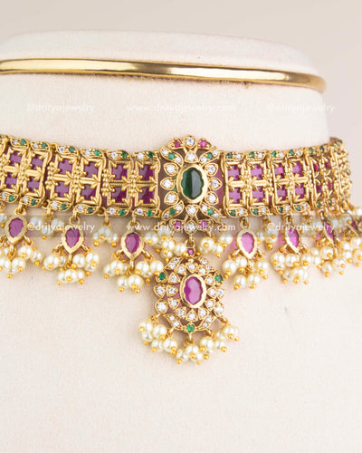 SKU 1140 Necklace Set close-up of central pendant and dangling pearl drops on choker