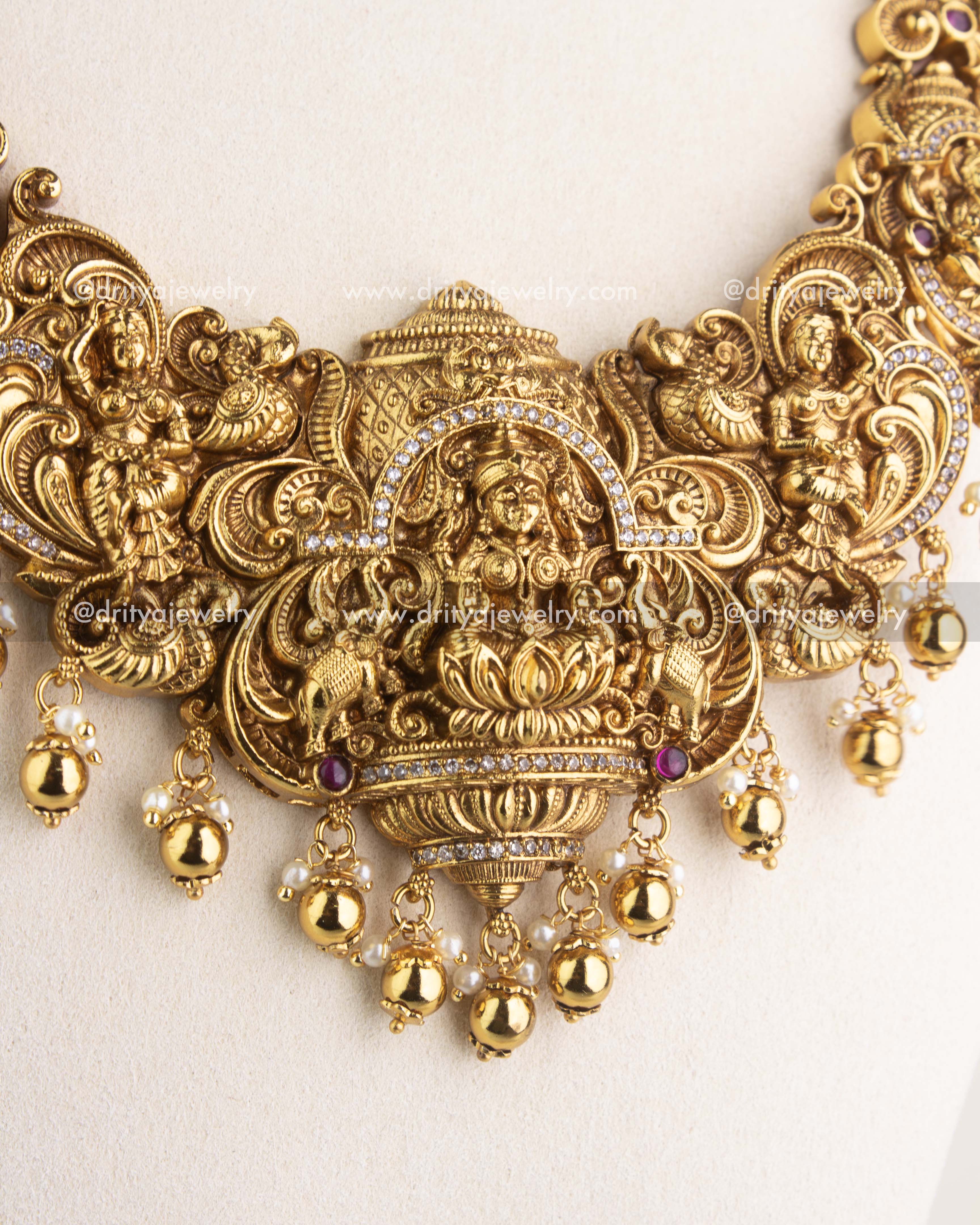 1176 Necklace Set detailed macro of pendant bottom showing stone work and golden bead hangings