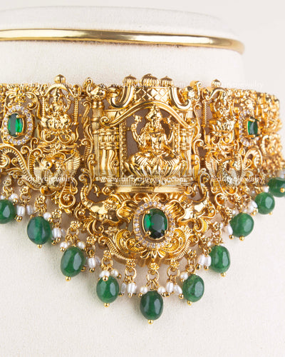 1117-G - Necklace Set - Close-up of central Lakshmi idol and emerald centrepiece on choker