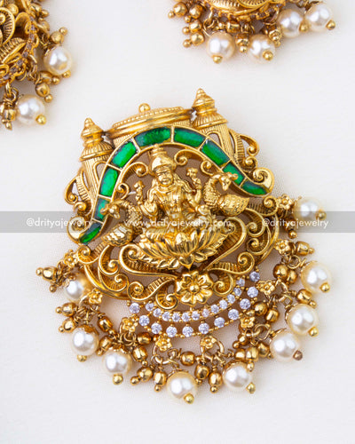 1284-G close-up of Lakshmi Devi kemp nakshi pendant with pearl and stone detailing