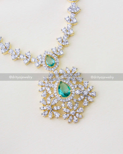 1287-RE short necklace pendant with Russian emerald centre stone close-up