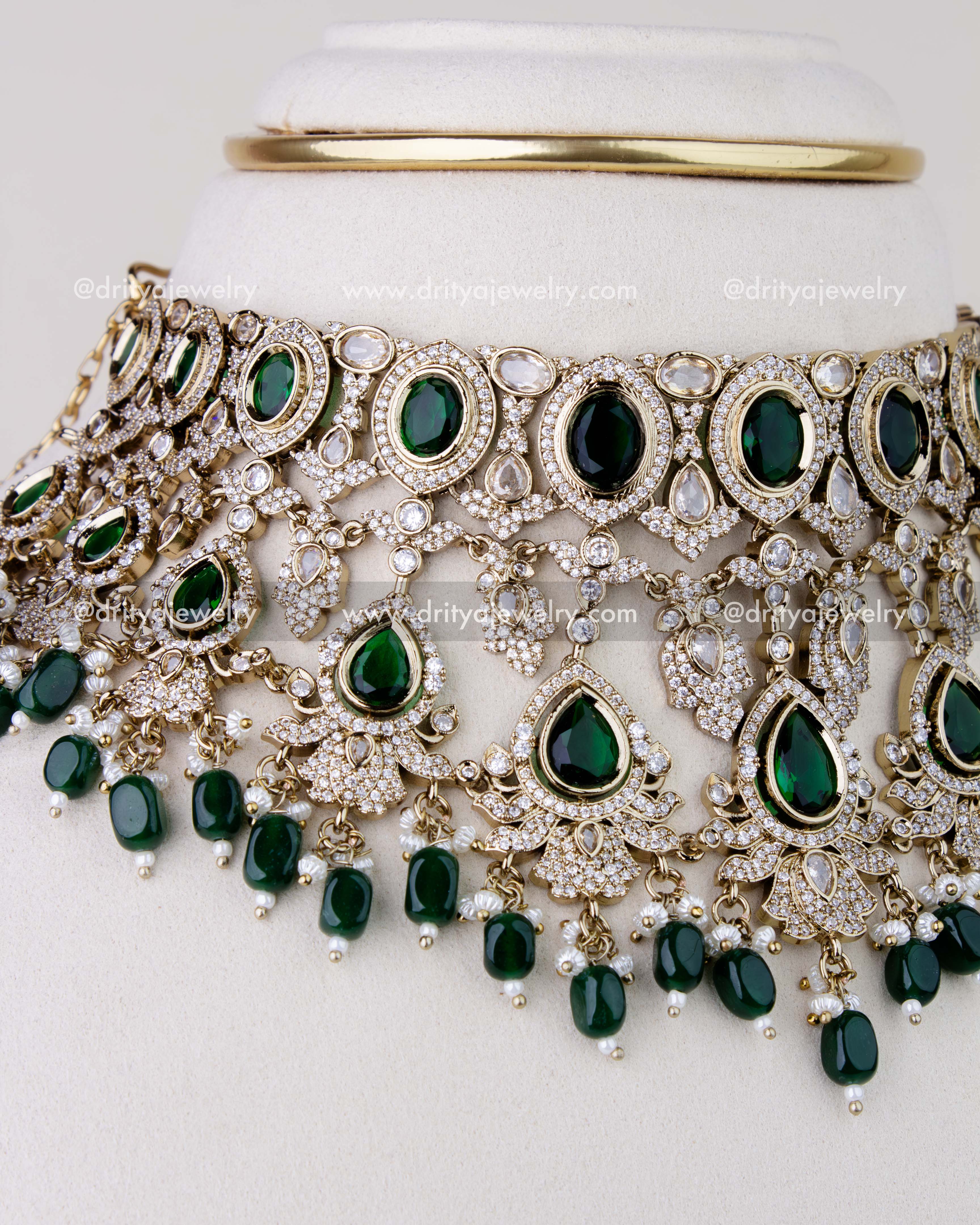 1275-G angled view of emerald choker necklace highlighting intricate motifs
