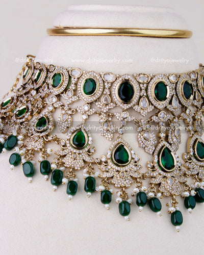 1275-G angled view of emerald choker necklace highlighting intricate motifs