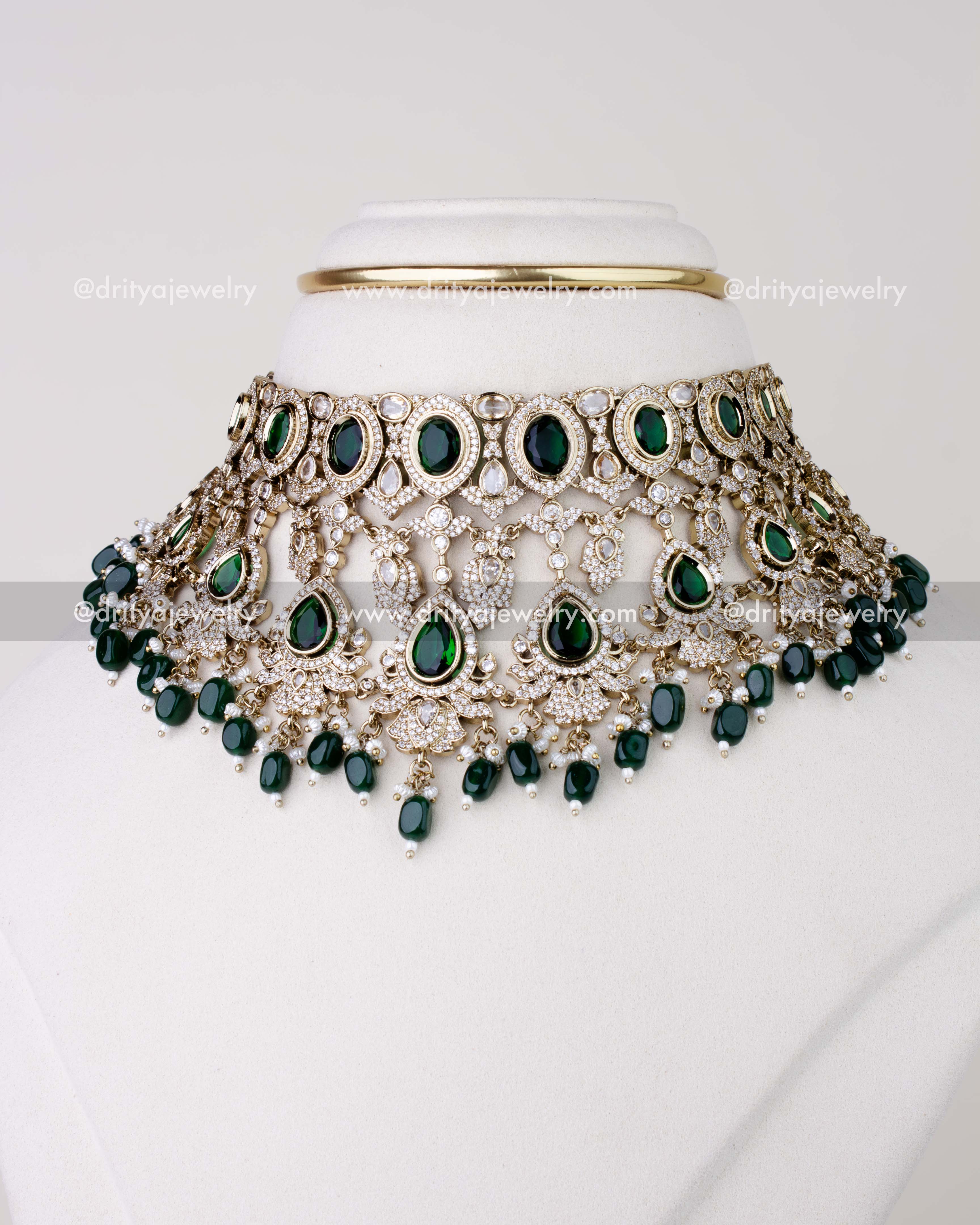 1275-G full front view of Victorian emerald choker necklace on display bust