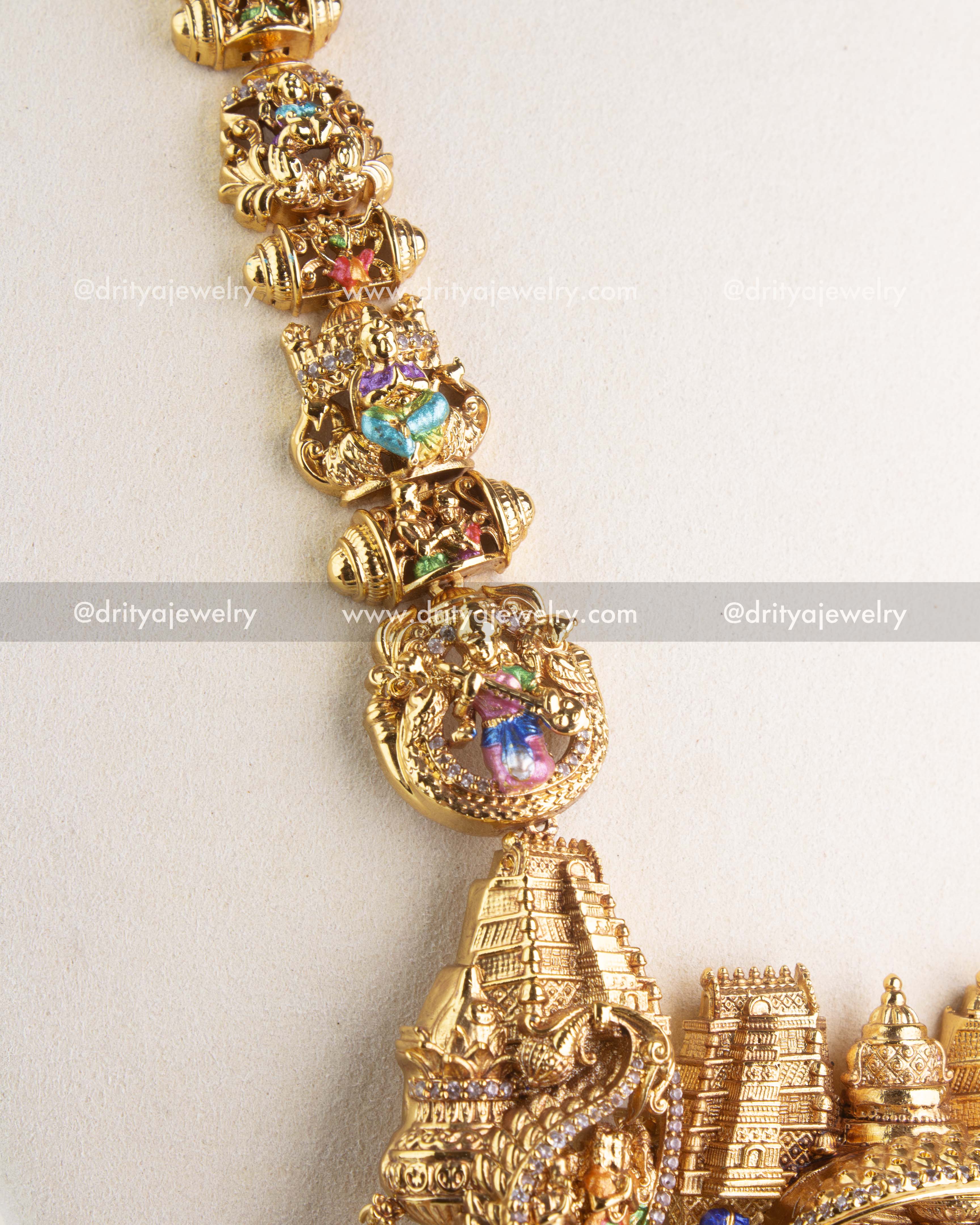 1220 Close-up of ornate temple link detailing along the long necklace