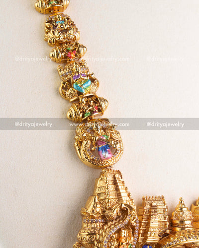 1220 Close-up of ornate temple link detailing along the long necklace