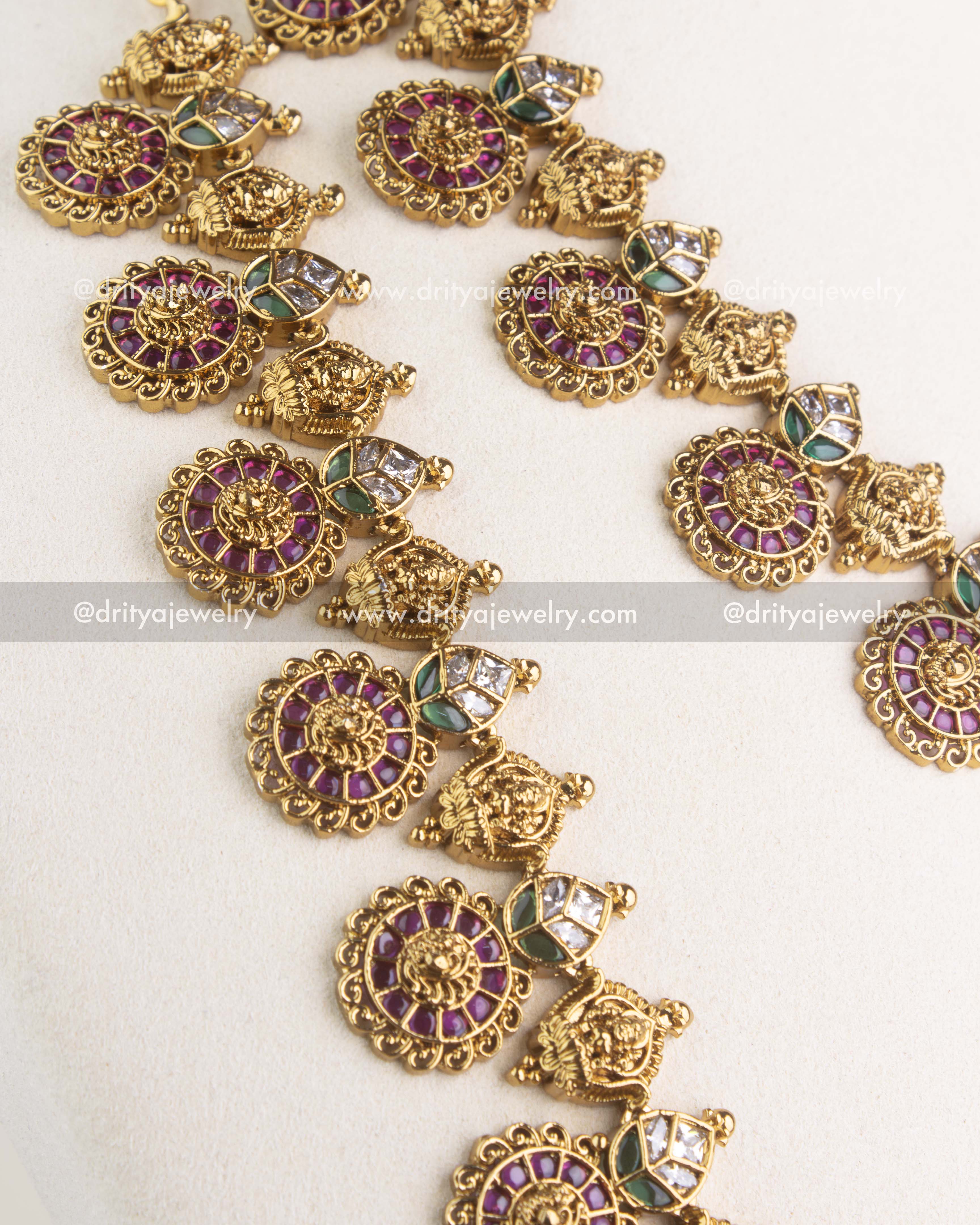 1191 - Necklace Set - Detailed side view of repeating kemp buttas and deity elements along the necklace