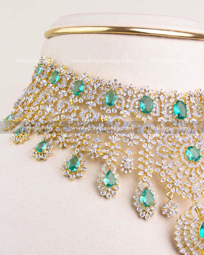 1226-G Close-up of emerald CZ bridal choker detailing