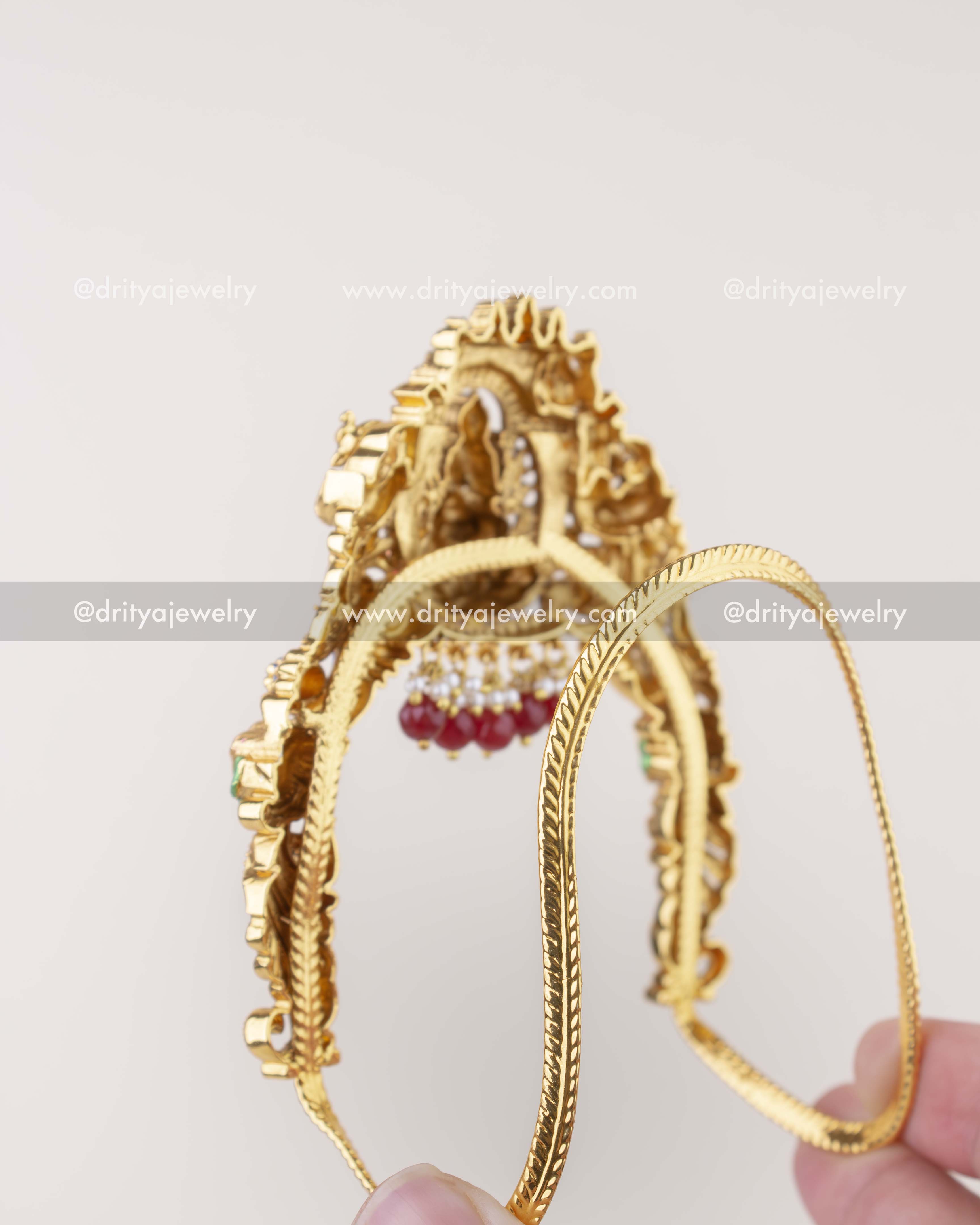 1283 - Side angle showing double band structure of gold-toned ara vanki bangle