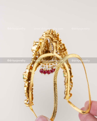 1283 - Side angle showing double band structure of gold-toned ara vanki bangle
