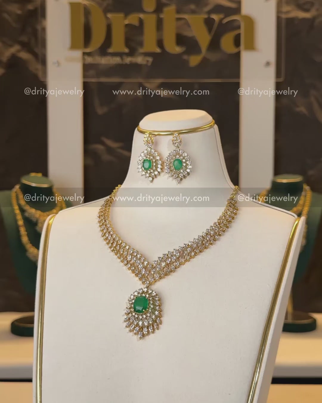 Load video: Premium AD Short Necklace Set with Emerald‑Green Center